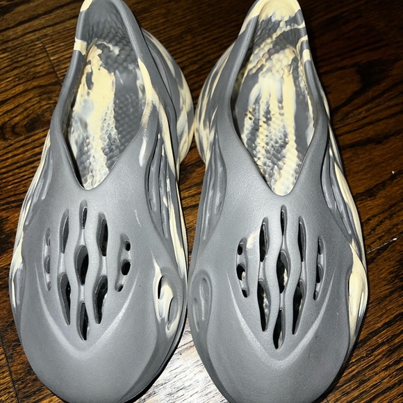 YEEZY FOAM RUNNER 'MXT MOON GREY' - Picture 5 of 11